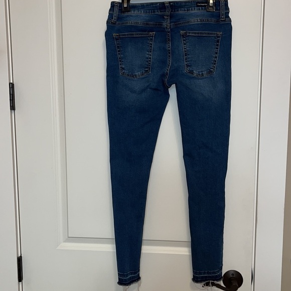 UMGEE Distressed Dark Wash Mid rise Skinny Ankle Jean Women’s size 28 - Picture 7 of 10